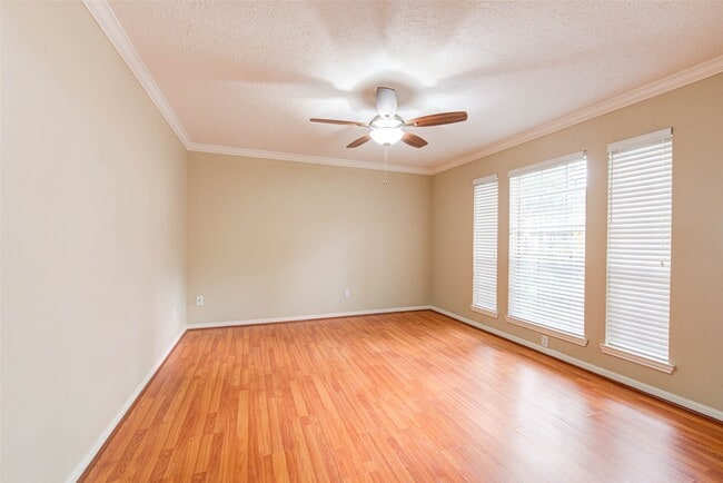 Photo - 518 Ellingham Dr