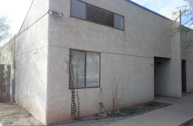 Building Photo - 3445 N Fremont Ave Unit 1