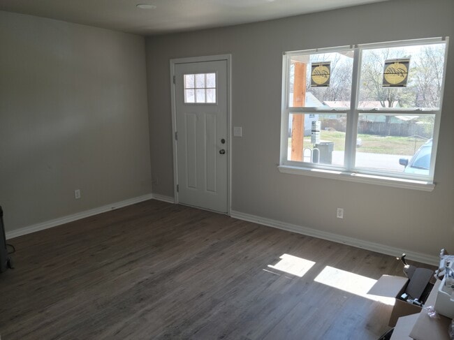 Photo - 136 E Cleburn St
