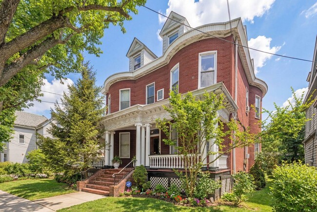 Building Photo - 6 Bonn Pl Unit 2