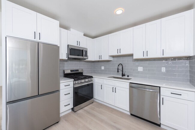 Building Photo - Beautifully Renovated 2 Bed 1 Bath in Nort... Unit 6 Rental