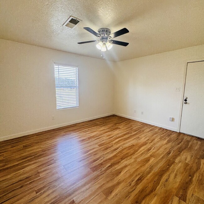 Photo - Welcome home to your 2 Bedroom | 1 Bathroom Apartment located in Nederland, TX. Unidad 14