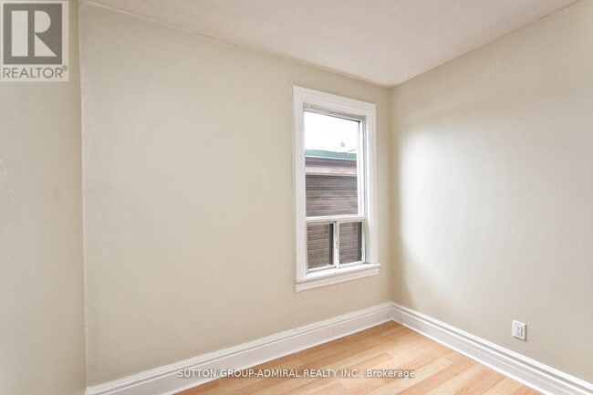 Photo - 1932 Queen St E