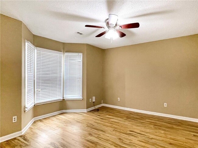 Photo - 1043 Oaks Pkwy SE