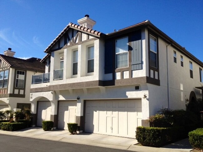 Building Photo - Impressive 2 Story, 2 Bedroom 2.5 Bath tow... Rental
