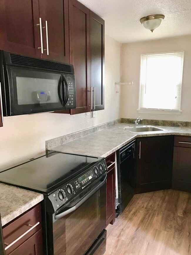 Photo - 1444 Valentia St