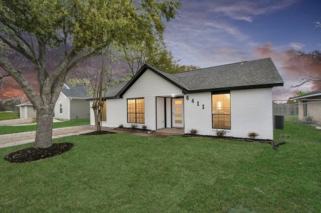 Building Photo - 6411 Hollow Oaks Dr
