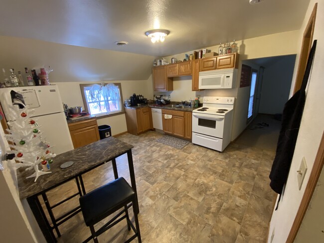 Large kitchen with all appliances - 1251 Walnut St Apartments Unit 2