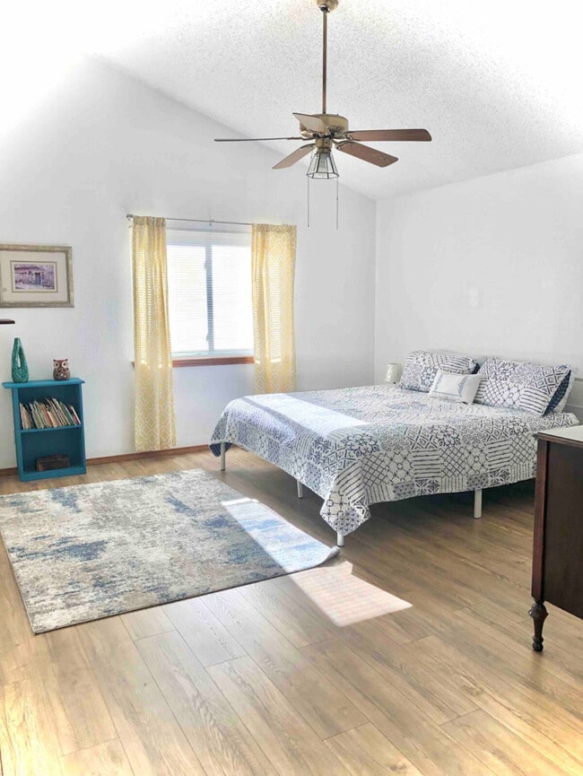 dormitorio con cama king en el nivel principal - 8659 Chancellor Dr Unidad King Bedroom