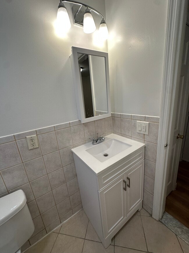 Nuevo tocador, lavabo, espejo y luces.
