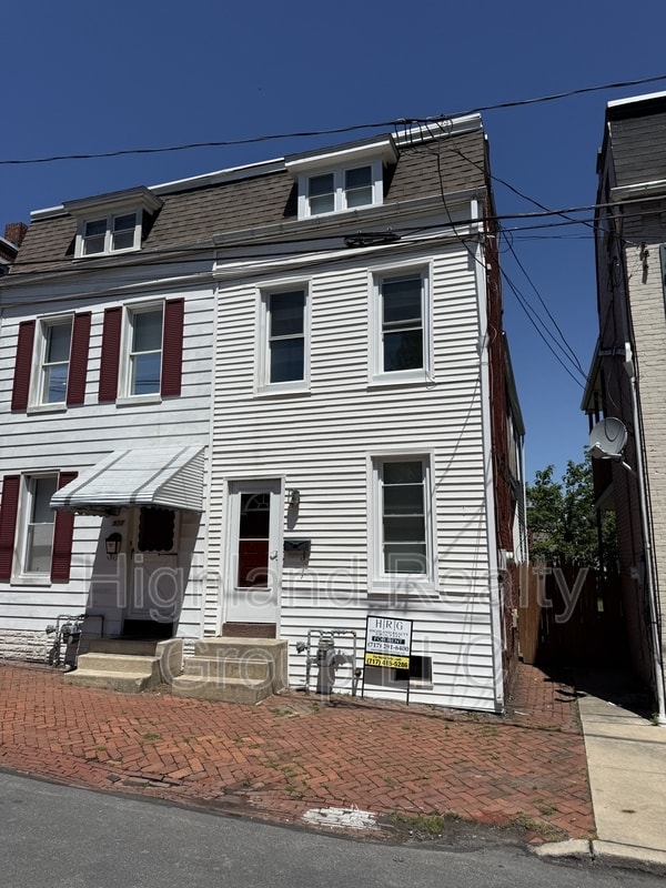 Photo - 913 Blunston St House