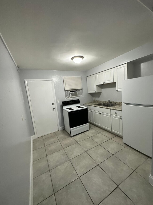 Photo - 2004 Palafox St