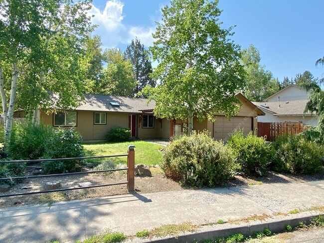 Building Photo - Bend Ranch-Style Home with Covered Patio &...