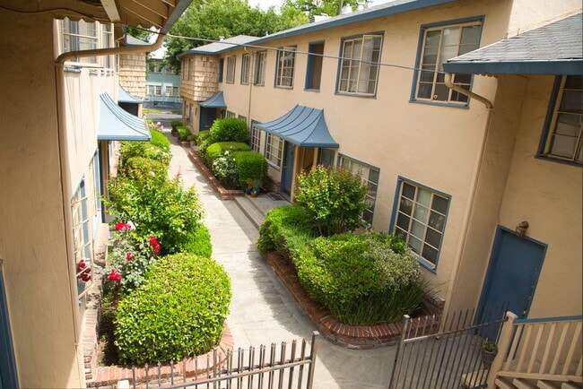 Building Photo - Kenwood Apartments 2426 Unit 24