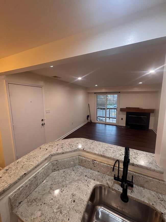 Building Photo - 6911 Victoria Dr Unit E