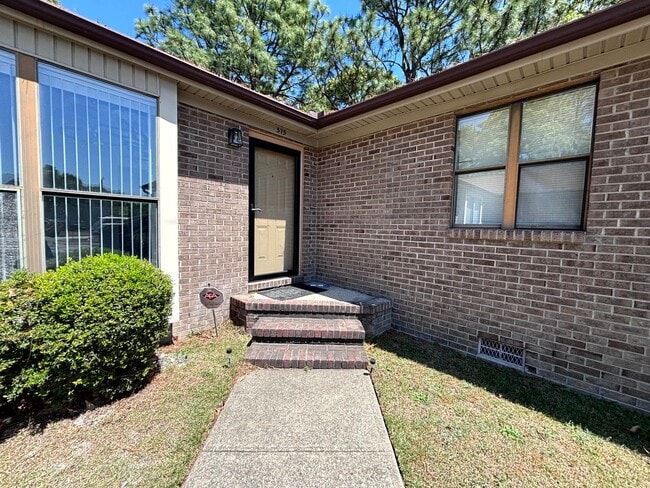 Building Photo - 575 Countrytown Dr