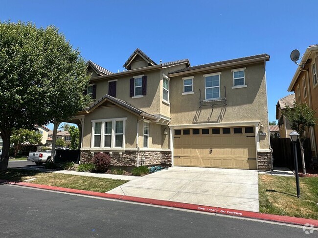 Building Photo - Lovely home with all new appliances and la...