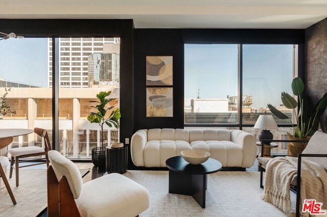 Building Photo - 655 S Hope St Unit 1401