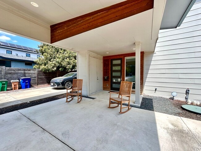 Photo - 930 E 54th St