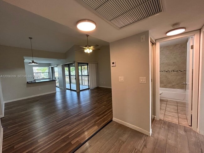Building Photo - 1197 Washington Cir Unit 1197A