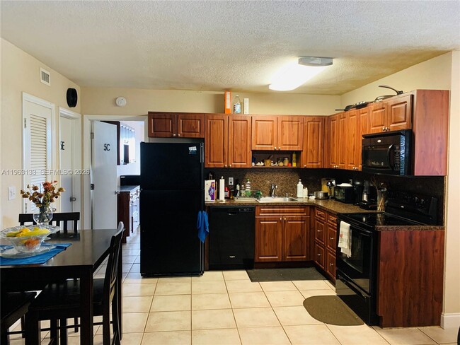 Building Photo - 715 NE 6th St Unit 5A