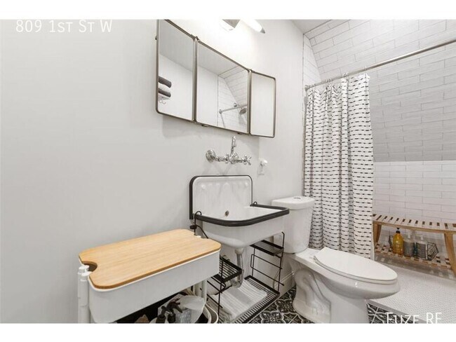 Photo - 809 1st St W