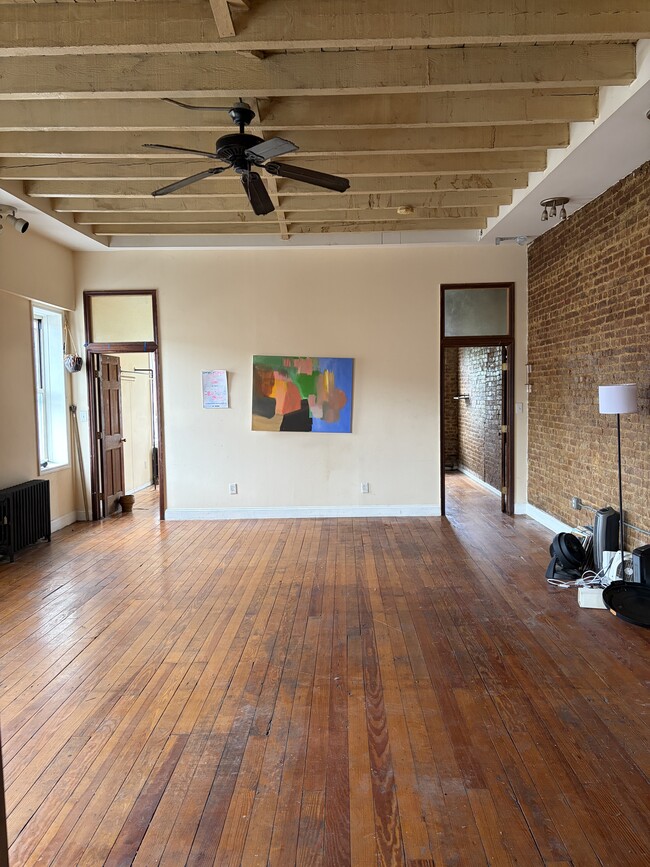 Building Photo - 623 Wilson Ave Unit 3
