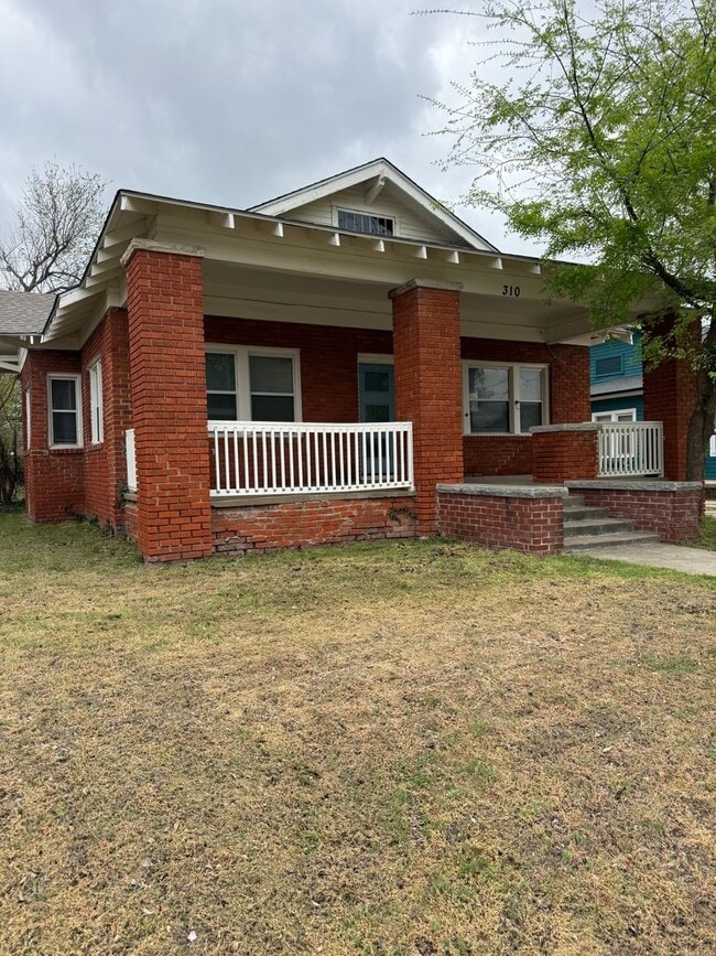 Photo - Spacious 3 Bed Near Downtown & OU Health + W/D Included & Driveway Parking