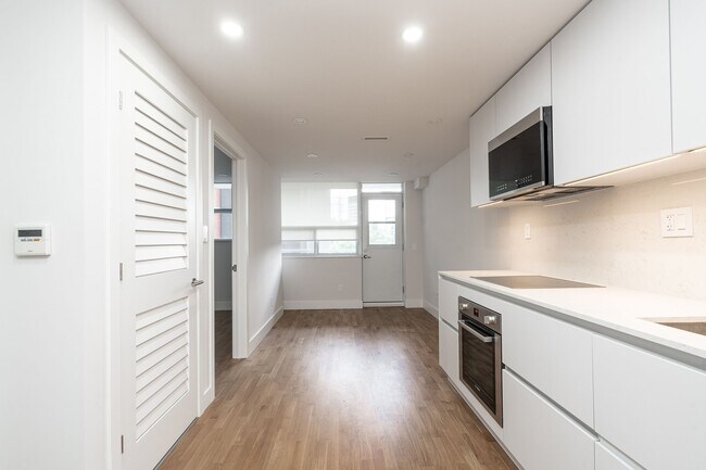 Building Photo - 230 Oak St Unit 305