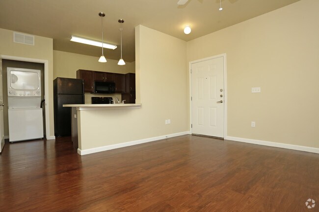 1 BD, 1 BA - 579 SF