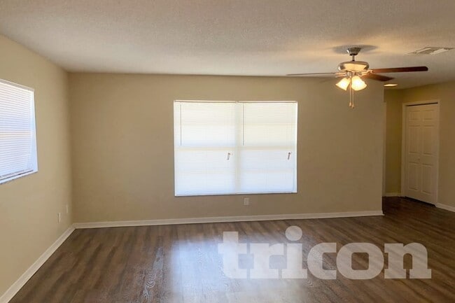 Photo - 1706 Stonehaven Way