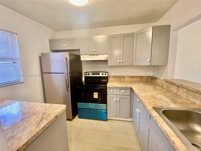 Building Photo - 3199 Foxcroft Rd Unit 113