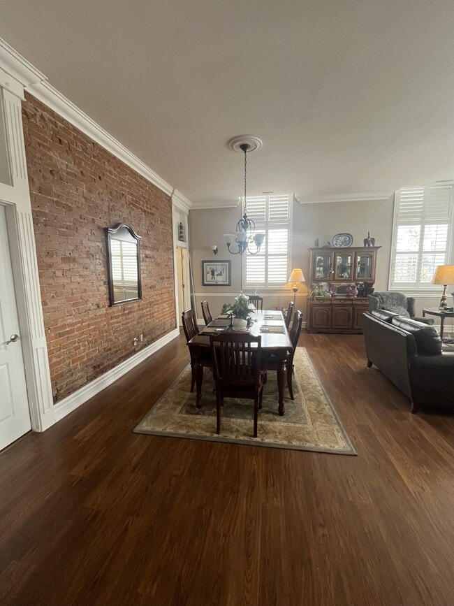 Photo - 323 George St