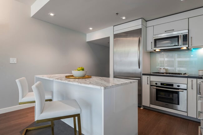 Kitchen - 301 Main St Unit 6F