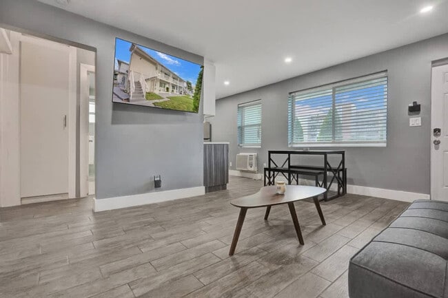 Photo - 906 N Riverside Dr Unit SI ID1503993P