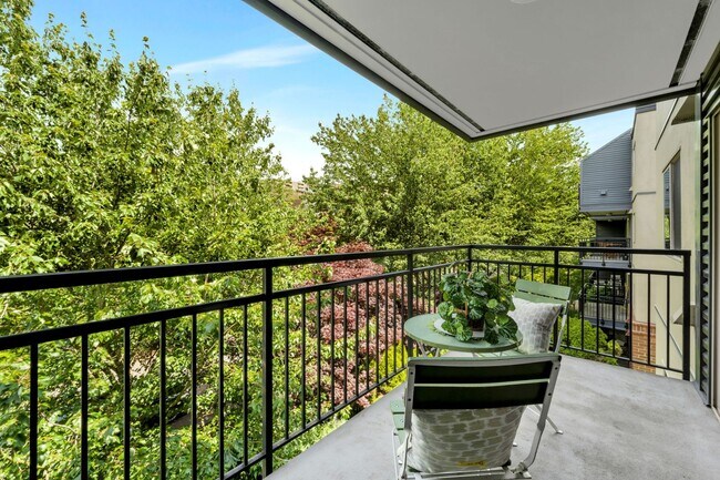 Photo - The Courtyard on Queen Anne Unidad 319