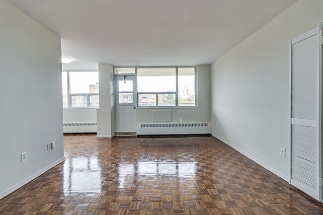 Photo - 2900 Bathurst Street - Emerald Towers