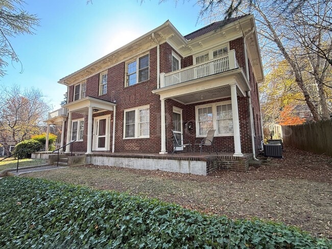 Building Photo - 202 N Hawthorne Rd Unit Apt 1