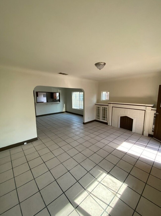 Building Photo - 2537 Cincinnati St Unit 2539 Rental