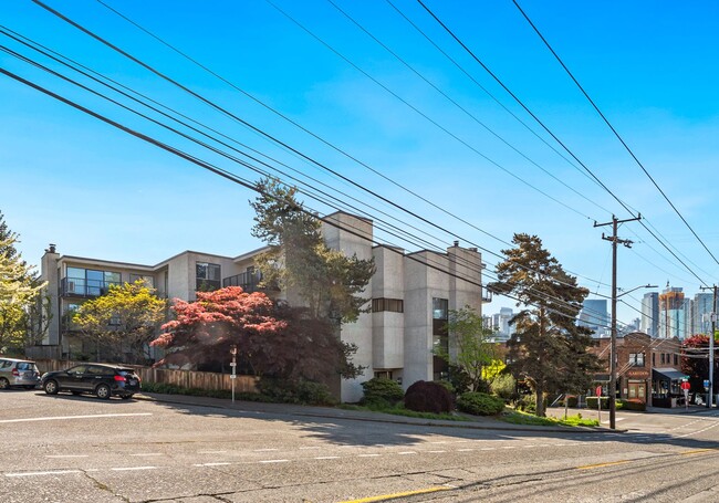 Building Photo - Large One bedroom condo with New Flooring, W/D, Parking, and WSG included!! Unit 101