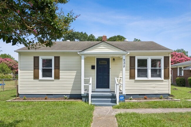 Building Photo - Updated ranch in Portsmouth! Rental