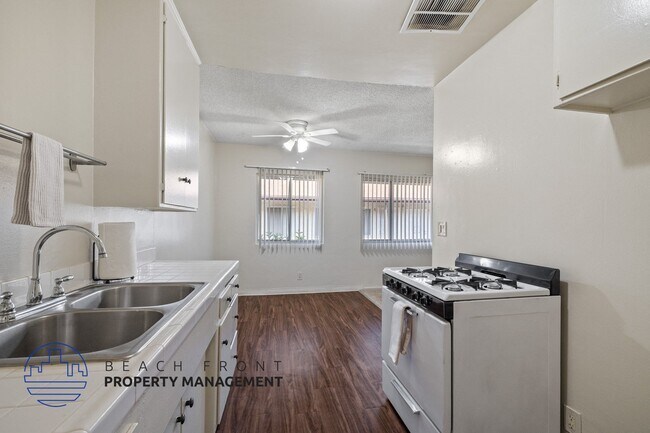 621-625 Hyde Park Blvd.