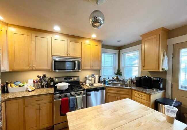 Building Photo - 17 Iroquois St Unit B