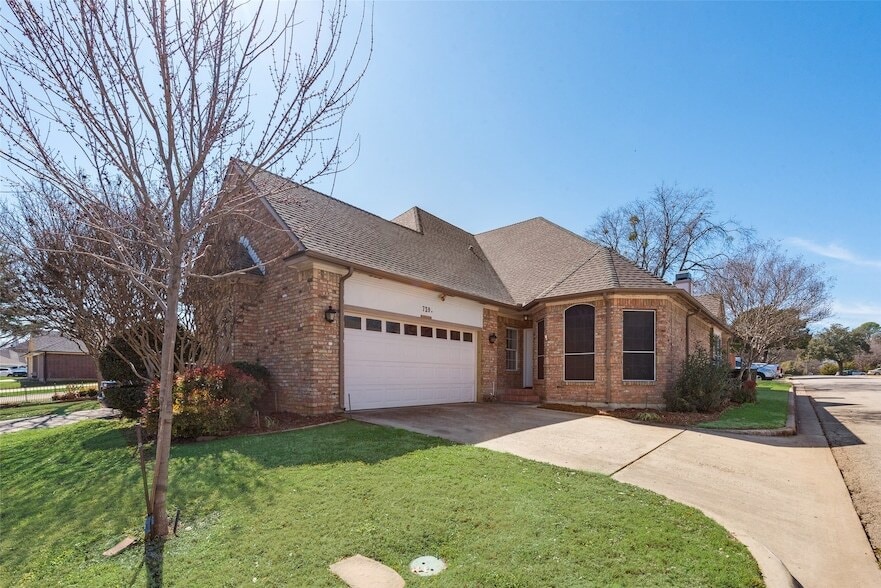 Photo - 739 Harbour Town Dr