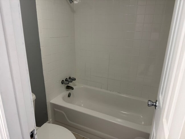 Photo - * MOVE IN SPECIAL * 1/2 OFF 2ND MONTH'S RENT!! Spacious 876 SF Unit - 2 bd / 1 ba near UF - Brand...