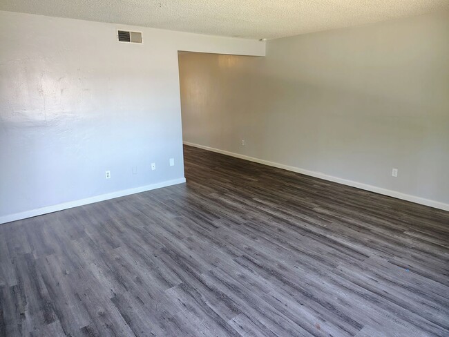 Building Photo - Spacious 3 bedroom 2 bathroom townhouse in Central Bakersfield!