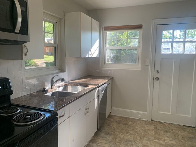 Building Photo - Adorable Two Bedroom Duplex in Plaza Midwo...