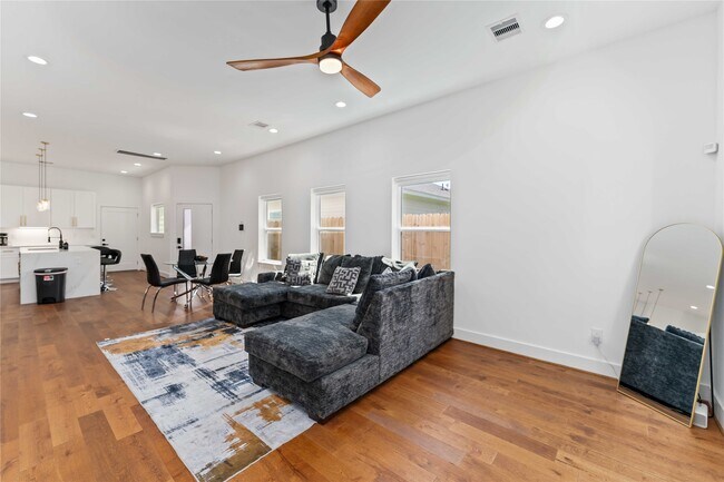 Photo - 3040 Webster St