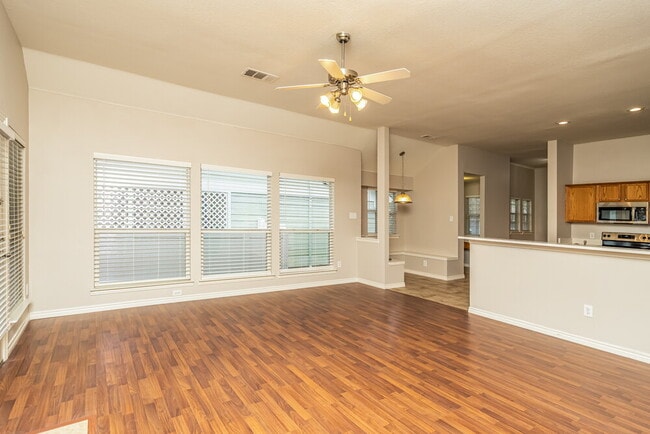 Photo - 419 Creekview Dr