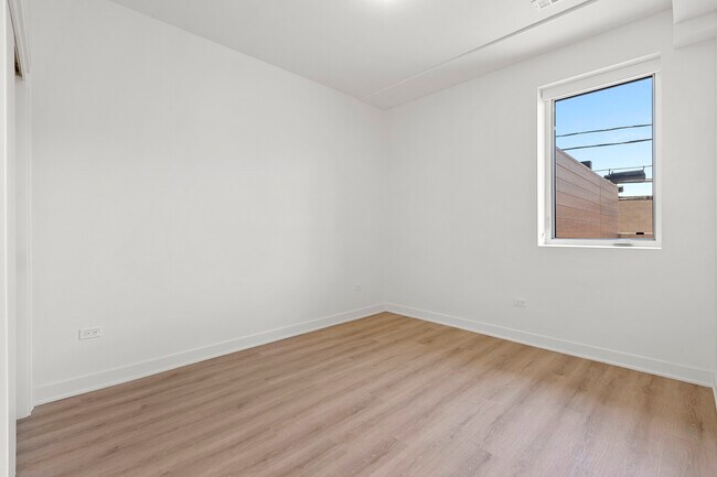 Photo - 1801 W Grand Ave Unit 402